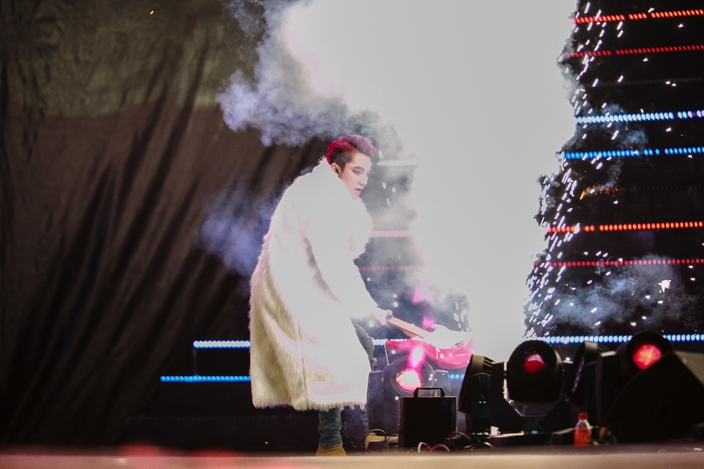 Sơn Tùng đập vỡ cây đàn trong tiết mục như giải tỏa ấm ức của mình ngay trên sân khấu