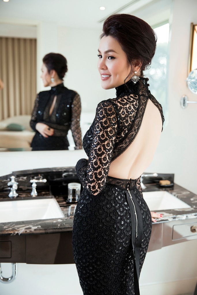 Á Hậu doanh nhân Phương Lê rạng rỡ khi xuất hiện tại sân bay - 9 Á hậu khoe thân hình nuột nà dù hiện tại đã là bà mẹ 3 con.