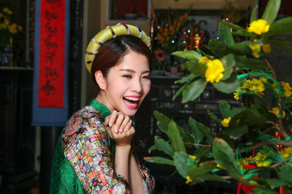 Hoa khôi Nam Em bất ngờ lấn sân ca hát - 4 Và cười hết cỡ khi quay hình