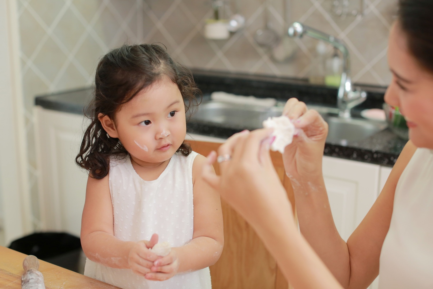 Panda chăm chú theo dõi cách mẹ hướng dẫn làm bánh