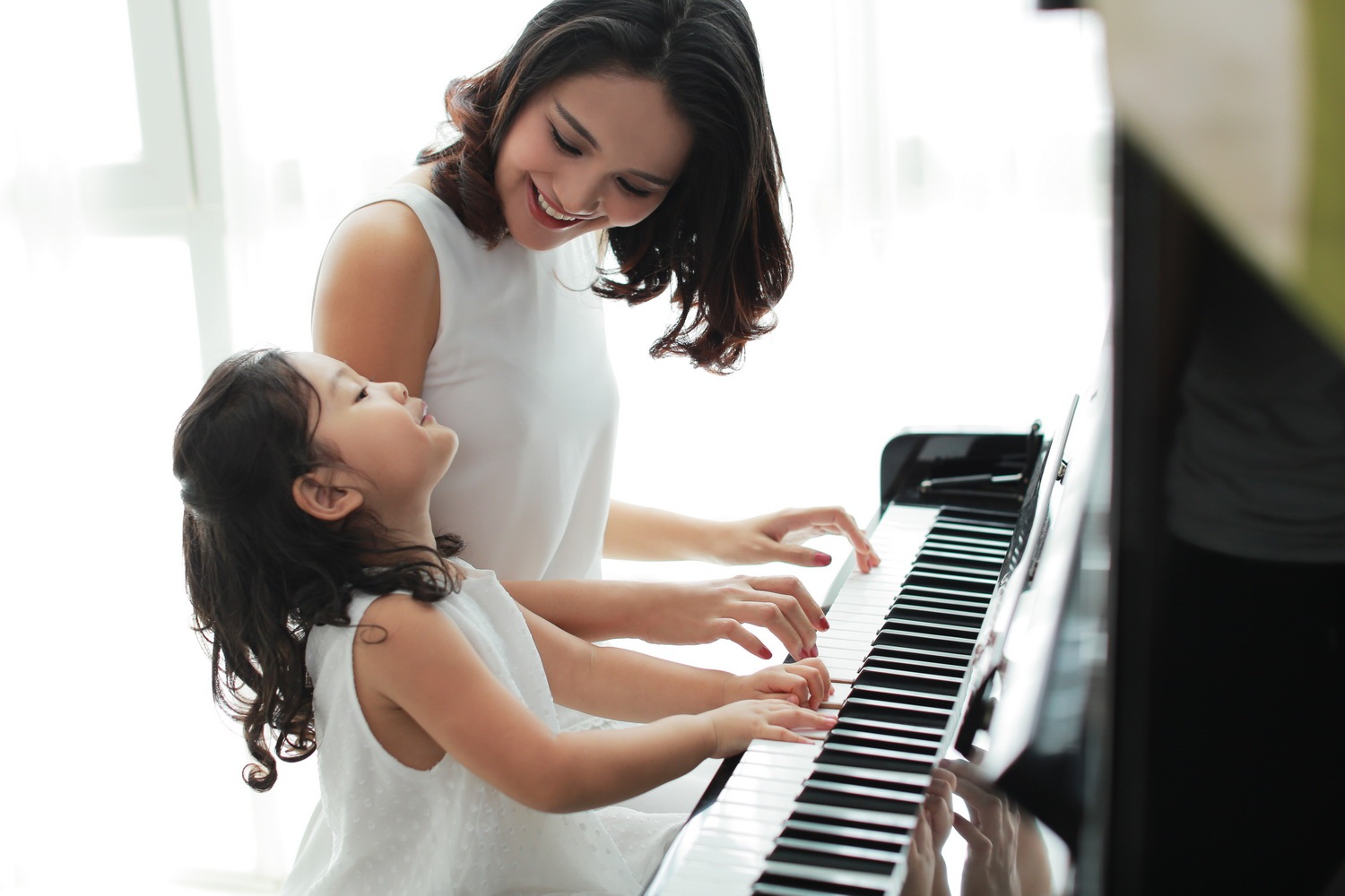 
Ngoài việc dạy con gái tập đánh đàn, Hương Giang còn tập cho cô bé nặn bột làm bánh và cắt hoa quả phụ làm bếp.
