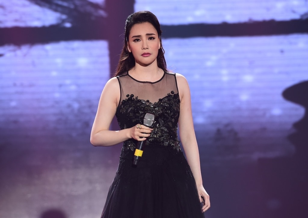 Hồ Quỳnh Hương tái xuất với nhan sắc "khác lạ" - 2