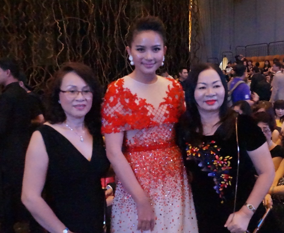 Một số người quen cũng đến chụp hình cùng Phan Như Thảo.