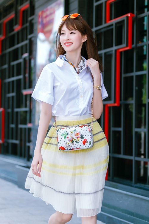 Top 8 mỹ nhân Việt mặc đẹp nhất năm 2015 - 21 Ngay cả với trang phục xuống phố cũng được kết hợp trẻ trung và tinh tế.