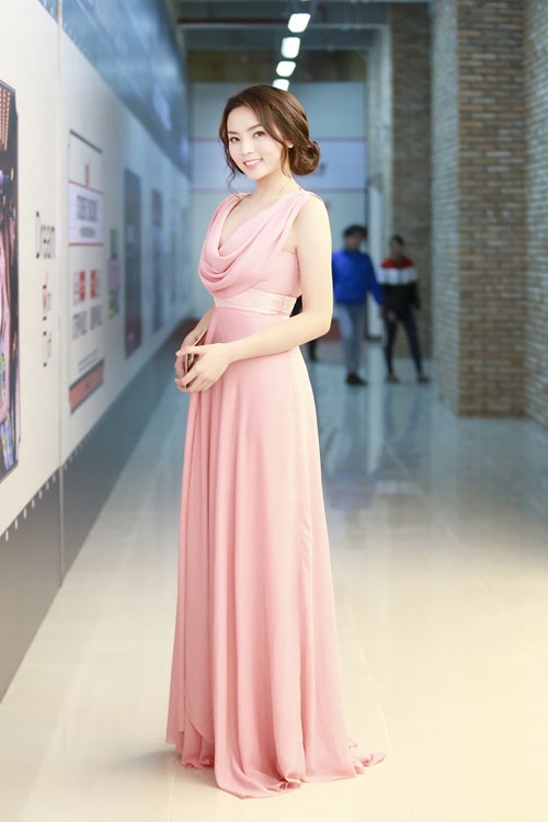 Top 8 mỹ nhân Việt mặc đẹp nhất năm 2015 - 7 Kỳ Duyên dịu dàng với trang phục thướt tha, quyến rũ