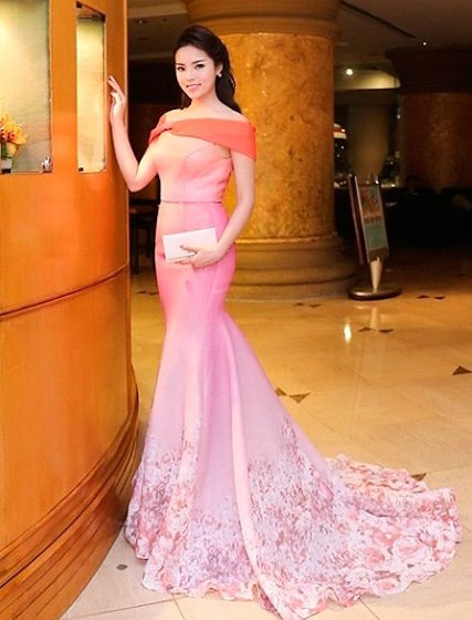 Top 8 mỹ nhân Việt mặc đẹp nhất năm 2015 - 8
Sự sang trọng, quý phái được thể hiện qua chiếc váy dạ hội lộng lẫy này