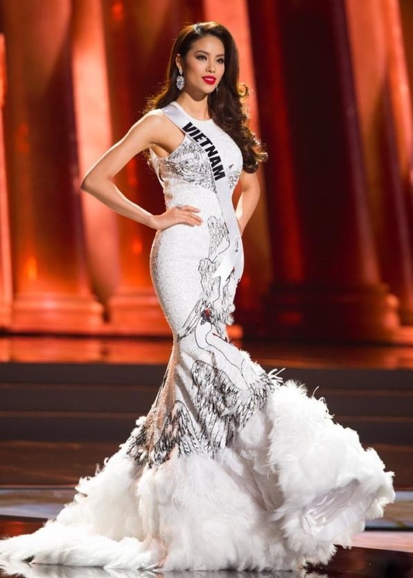 Top 8 mỹ nhân Việt mặc đẹp nhất năm 2015 - 14 Trong phần trình diễn trang phục dạ hội tại cuộc thi Hoa hậu Hoàn vũ thế giới, Phạm Hương nhận được nhiều lời khen ngợi.