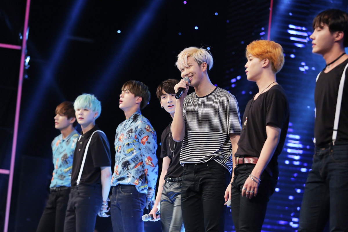 Sao Việt “bùng cháy” không thua kém sao Hàn - 18
Nhóm BTS cũng chọn trang phục đơn giản với quần jean, sơ mi, áo pull trình diễn ca khúc Dope, I need you, Run.