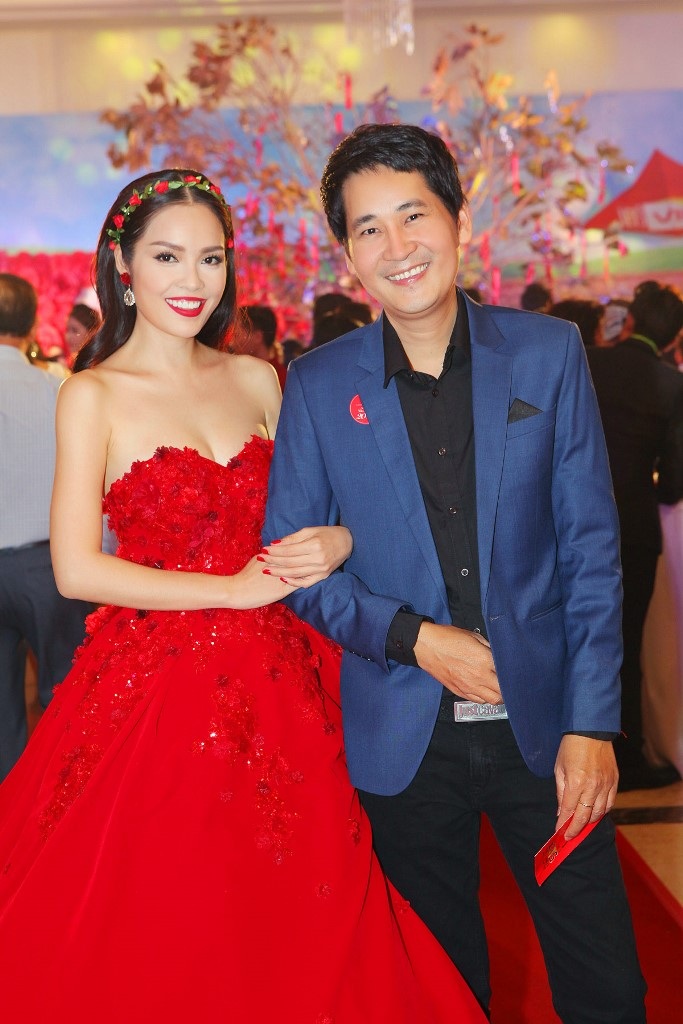 Dương Cẩm Lynh chia sẻ đạo diễn Lê Minh tuy đẹp trai hiền lành nhưng rất khó tính trong lúc làm việc. Cô từng làm việc rất nhiều đạo diễn nhưng chỉ có Lê Minh là la cô nhiều nhất. Bù lại Dương Cẩm Lynh rất yêu quý anh và yêu cầu anh chụp rất nhiều kiểu ảnh.