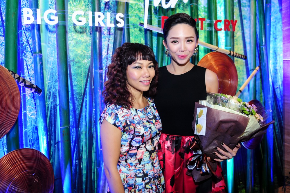 Nữ ca sĩ Hà Trần đã dành tặng cho Tóc Tiên bó hoa tươi thắm như lời chúc mừng dành cho đàn em ra sản phẩm mới.