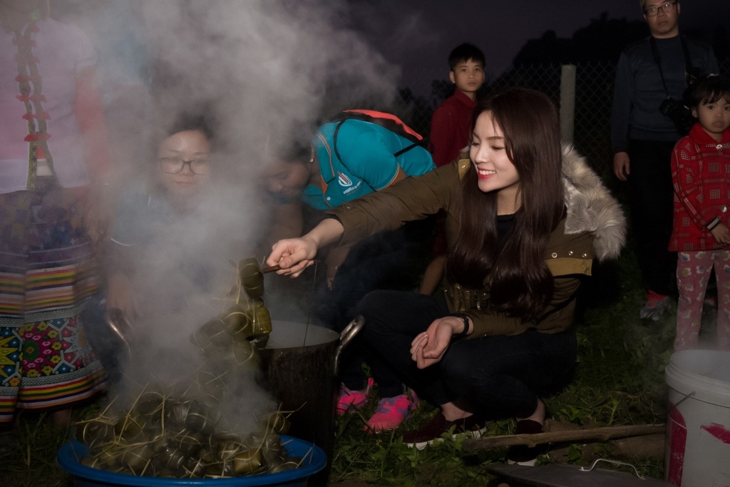 Kỳ Duyên xinh xắn thức đêm nấu bánh chưng - 13 Cùng thức canh lửa cho nồi bánh và nướng ngô ăn với các em nhỏ, tôi có cảm giác như mình đang đón Tết truyền thống thực sự. Ngày bé, vì sống ở thành phố Nam Định nên tôi chưa có dịp được trải nghiệm này, Kỳ Duyên hào hứng chia sẻ.