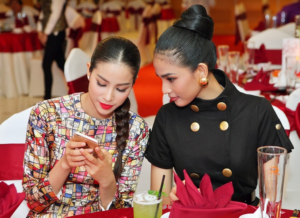 Cả hai ngồi cùng bàn và tiếp tục trò chuyện