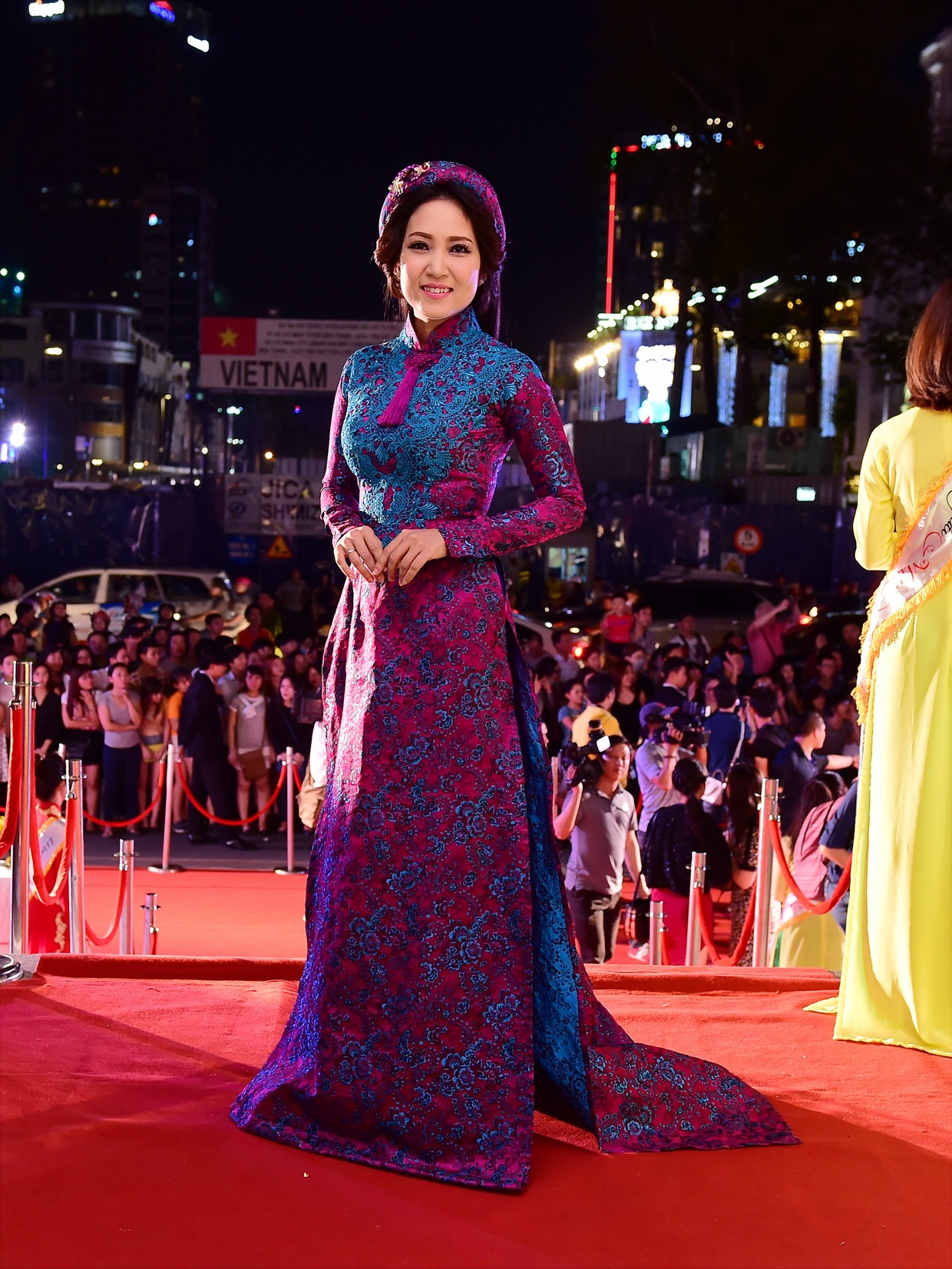 
NSƯT Thanh Thúy đậm nét cổ điển trong trang phục áo dài truyền thống và chiếc mấn cùng họa tiết
