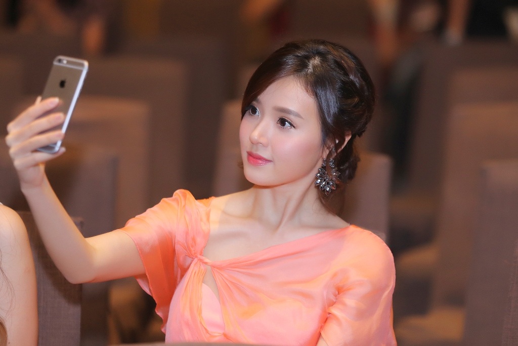 Thời gian này, Midu đã có những sự thay đổi rõ rệt về gu thời trang lẫn phong cách, đó là sự trưởng thành hơn, đằm thắm hơn. Nữ diễn viên “Thiên mệnh anh hùng” thường chọn cho mình những trang phục hàng hiệu nổi tiếng khi xuất hiện trong các sự kiện lớn của showbiz.