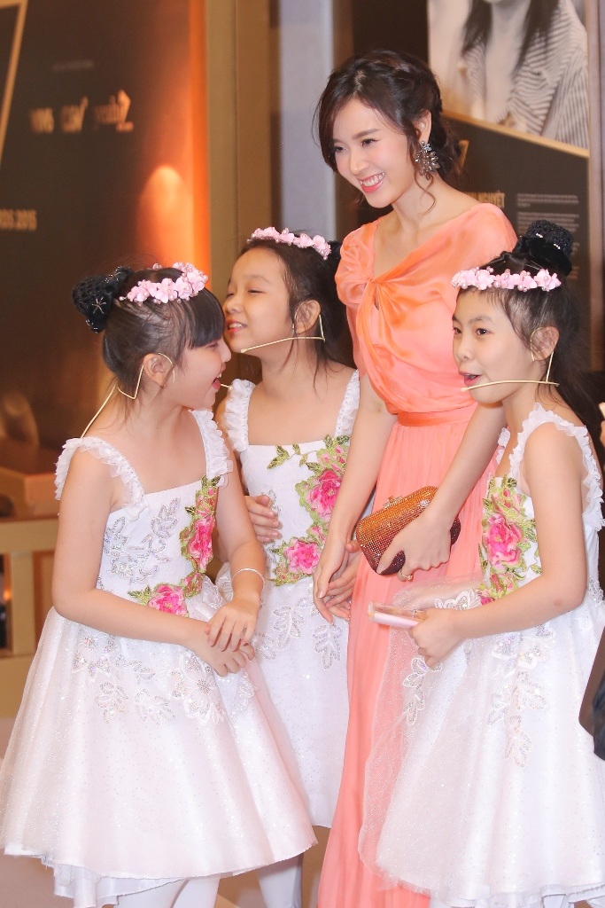 Rất nhiều bé thiếu nhi biểu diễn trong chương trình đã hào hứng xin chụp ảnh khi nhìn thấy nữ diễn viên. Người đẹp rất thân thiện và cười tươi khi đón nhận tình cảm của các bé.