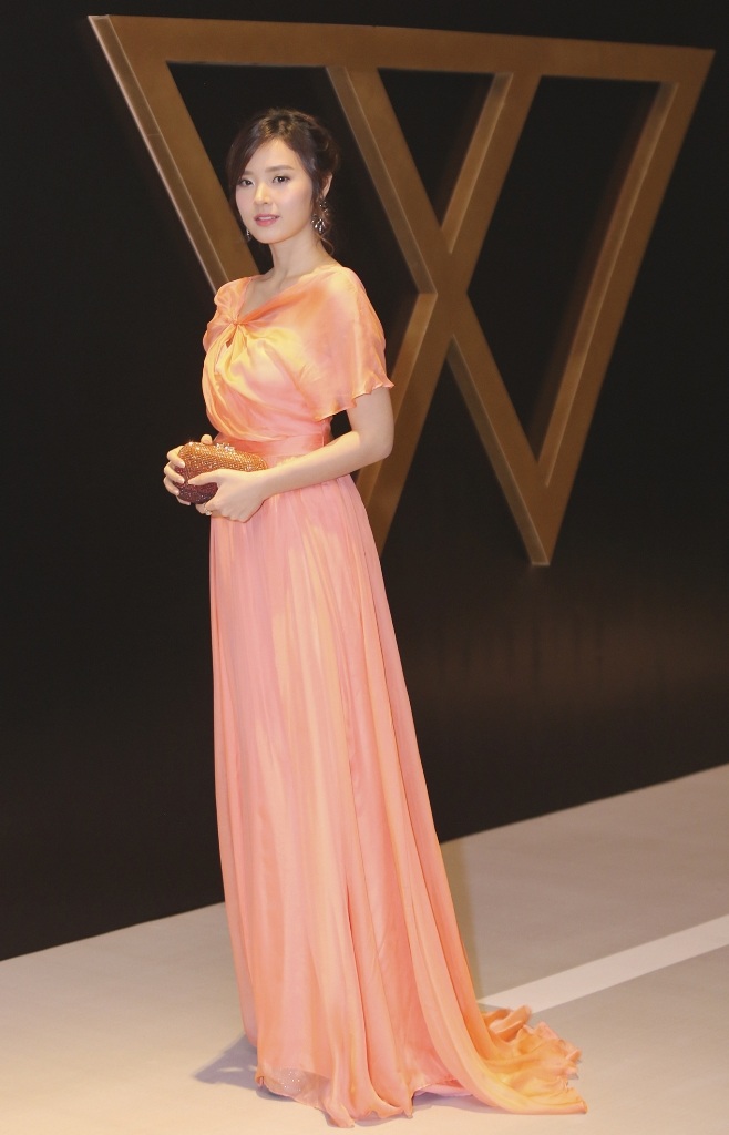 Đặng Thu Thảo – Midu đối lập phong cách trong cùng sự kiện - 1