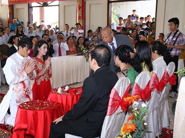 Điểm danh những đám cưới “rầm rộ” của sao Việt trong năm 2015 - 2 Trước đó, hai vợ chồng cũng đã cũng tổ chức lễ Hằng Thuận tại chùa ở Kiên Giang bởi Thủy Tiên là phật tử và rất có đức tin nơi cửa Phật.
