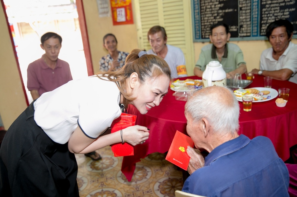 Mỹ Tâm ấp áp cùng nghệ sĩ neo đơn ngày cuối năm - 4 Mỹ Tâm ấp áp cùng nghệ sĩ neo đơn ngày cuối năm - 4