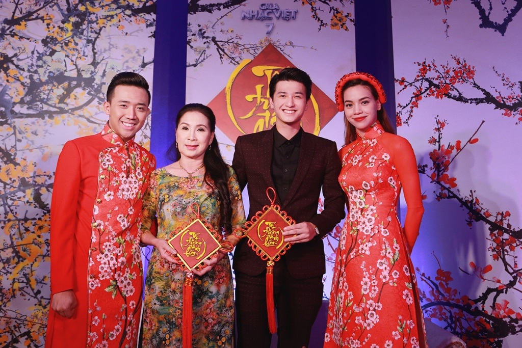 Trấn Thành tình cảm hôn Hồ Ngọc Hà - 6 Bên cạnh đó, khách mời là 2 nghệ sĩ tuổi Thân là diễn viên Kim Xuân, diễn viên Huỳnh Anh cũng tham gia trò chuyện.