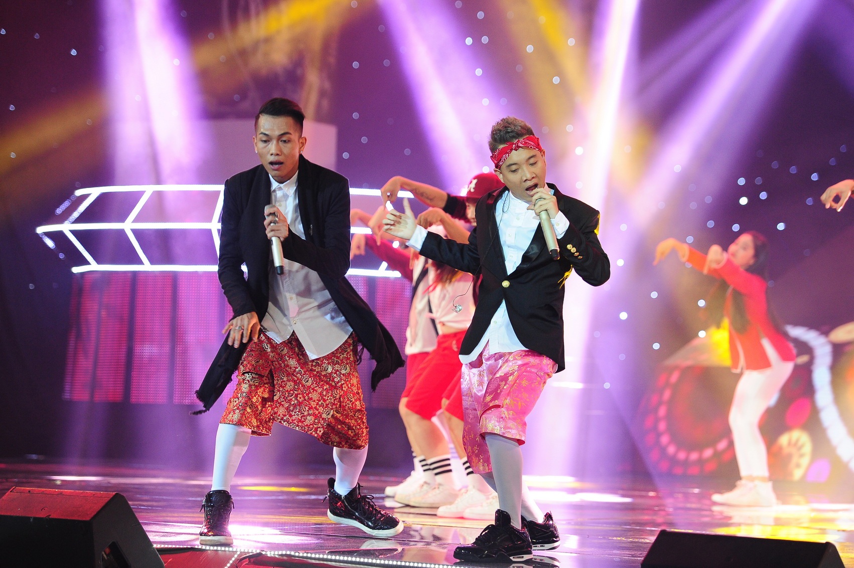 Cặp đôi Justatee và Big Daddy mang không khí sôi động đến sân khấu The Remix với ca khúc “mới toanh” vừa được Justatee sáng tác - “Về quê ăn Tết”. Cả hai đã mang đến điểm nhấn khi vẽ thư pháp bằng điệu nhảy Hip Hop.