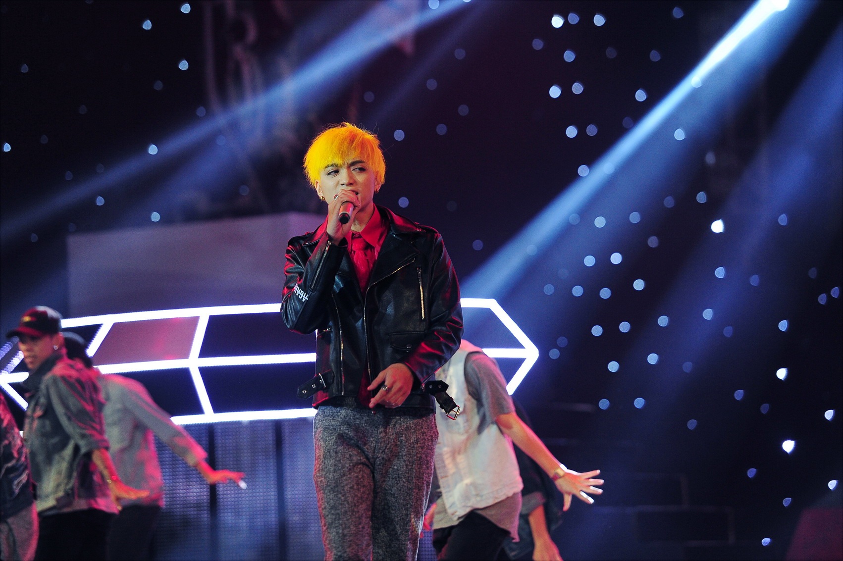 Ca sĩ Soobin Hoàng Sơn với tiết mục mở màn gây ấn tượng trong phần đọc rap và khoe vũ đạo cuốn hút khi thể hiện ca khúc Vẽ khói được phối theo thể loại Hip Hop.