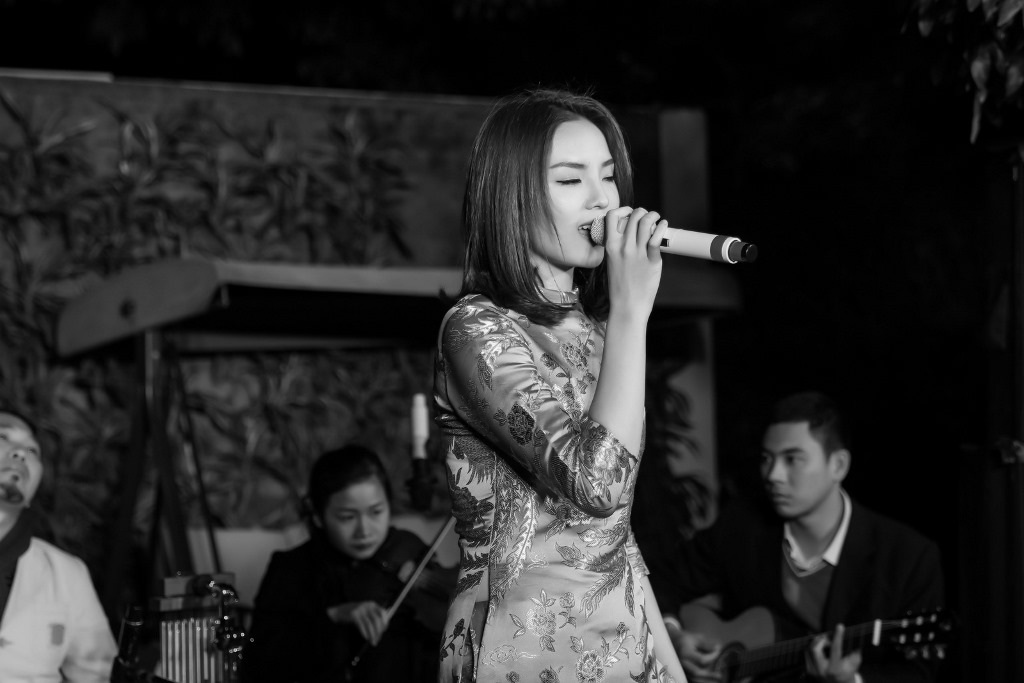 Nhưng vì không có sự chuẩn bị trước nên Kỳ Duyên hát đôi chỗ sai lời, tuy nhiên đây là bữa tiệc vui vẻ bên bạn bè nên ai cũng cảm thấy rất hào hứng khi Kỳ Duyên thể hiện khả năng ca hát của mình.