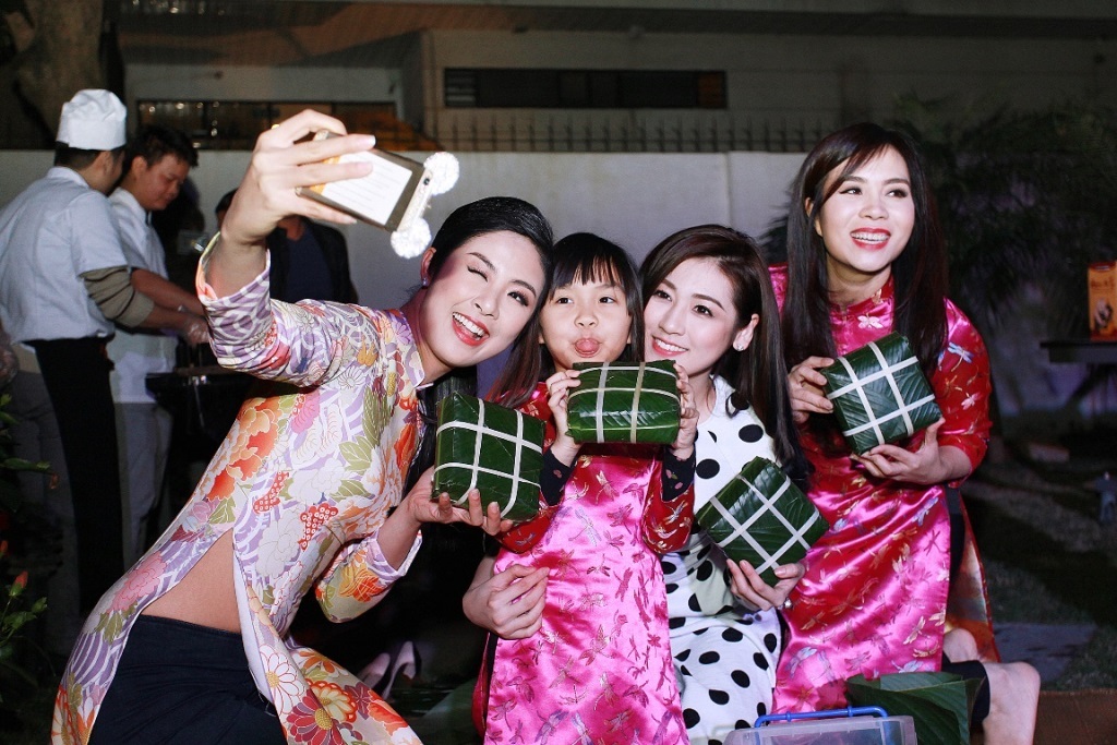  Cả 3 người đẹp đều hào hứng khi được hưởng không khí Tết sớm bên bạn bè.