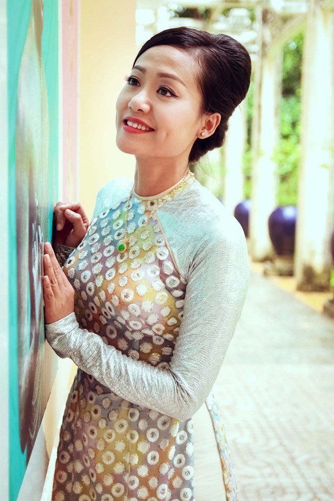 Sao Việt chúc Tết độc giả Dân Trí - 12 
Nhân dịp năm mới Bính Thân 2016, Hồng Ánh xin chúc cho quý độc giả của báo Dân Trí một năm mới thật là nhiều sức khỏe, nhiều niềm vui. Và những dự án nào chưa làm được trong năm cũ sẽ hoàn thành trong năm 2016 này. Chúc mừng năm mới!