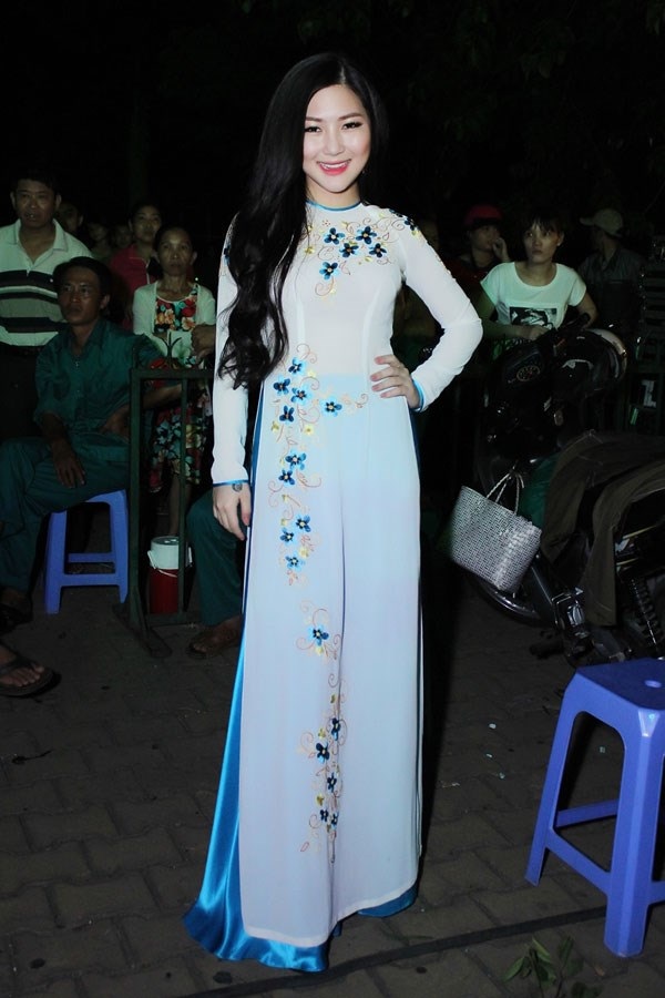 Sao Việt chúc Tết độc giả Dân Trí - 11 Nhân dịp năm mới, Hương Tràm xin gửi lời chúc thân thương đến quý vị độc giả của báo Dân Trí và Hương Tràm mong mọi người sẽ có một cái tết vạn sự như ý, phát tài phát lộc.