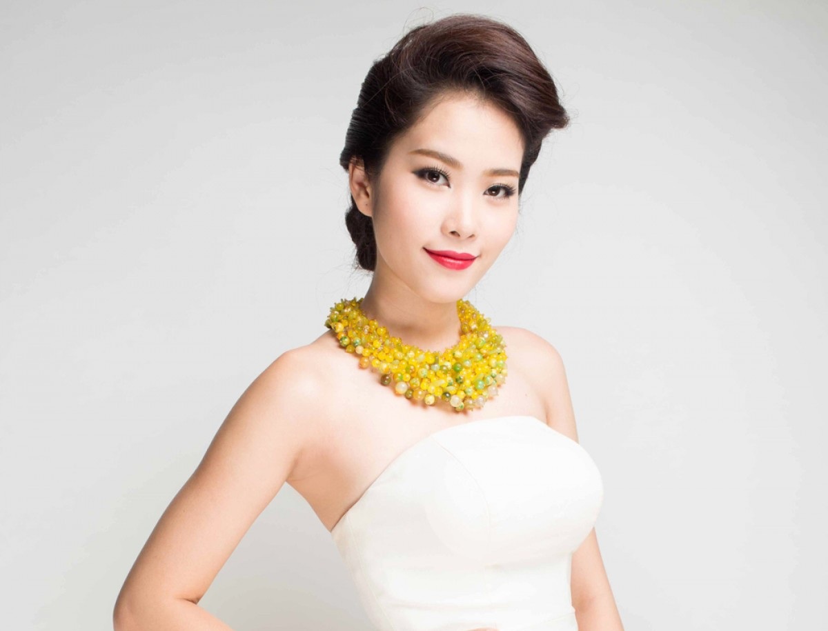 Mỹ nhân Việt chúc mừng năm mới Bính Thân - 5 Năm 2016 thì Nam Em cũng xin chúc cho độc giả của báo Dân Trí một năm mới sẽ gặt hái được nhiều thành công và có một bước đột phá hơn trong công việc và tương lai.