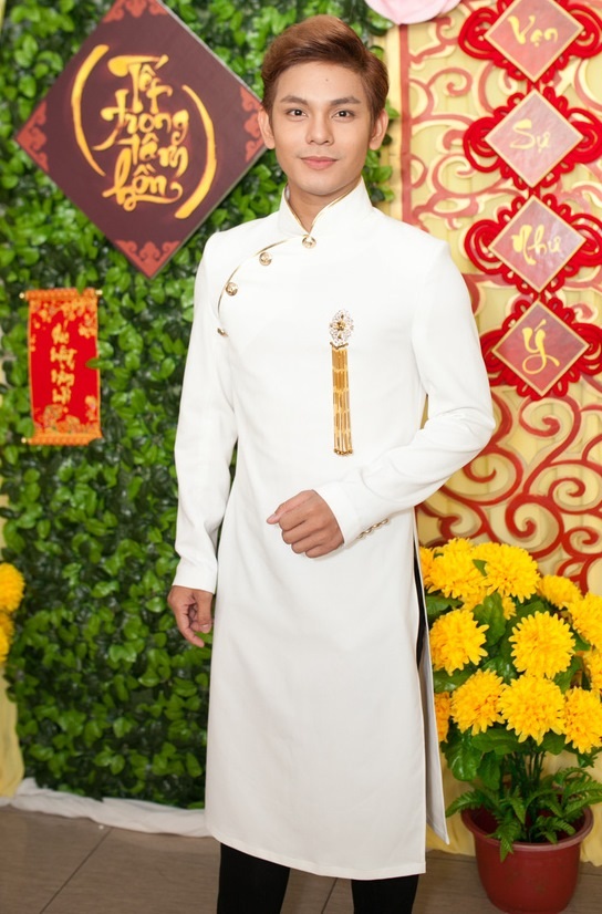 Sao Việt chúc Tết độc giả Dân Trí - 9 Sơn Ngọc Minh xin gửi lời chúc đến cho độc giả của báo Dân Trí một bài thơ sau: