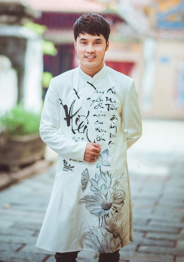 Sao Việt chúc Tết độc giả Dân Trí - 7 Ưng Hoàng Phúc xin gửi lời chào thân thương đến quý vị khán giả của Dân Trí. Nhân dịp tết Bính Thân 2016 Ưng Hoàng Phúc xin chúc cho quý vị có một năm mới thật nhiều sức khỏe may mắn làm ăn thành công phát tài và vạn sự như ý.