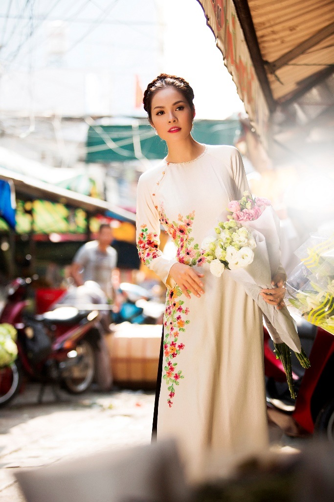 
Dương Cẩm Lynh chọn chiếc áo dài trắng cùng quần lĩnh đen với phom dáng đơn giản, nhưng lại tập trung chủ yếu vào đường cắt may tinh tế trên từng thước vải với điểm nhấn dải hoa trải dài nơi thân áo.
