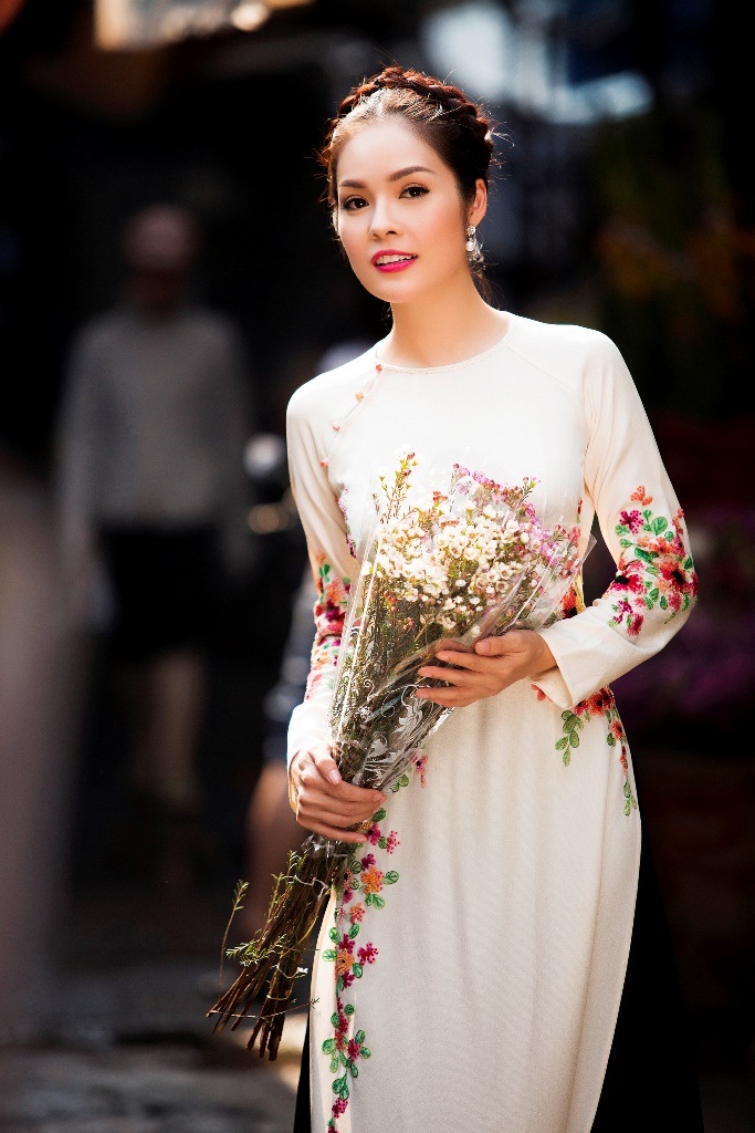 
Nữ diễn viên chia sẻ, cô bị “nghiện” những chiếc áo dài Việt, đặc biệt hơn nữa là những chiếc áo dài thủ công với họa tiết thêu tay, kết cườm.. luôn làm cô “mê mẩn”.
