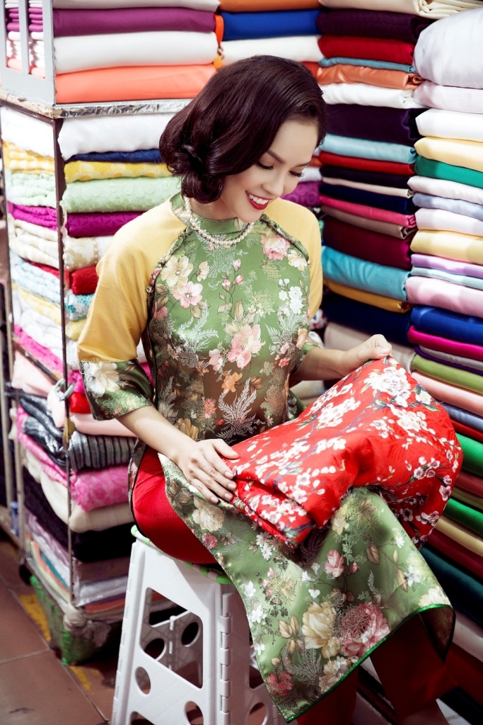 
Người đẹp rất thích khi đi dạo trong những gian hàng bán vải vóc áo dài
