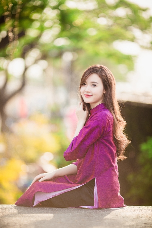 
...hay nét dịu dàng, mềm mại của người con gái Huế trong tà áo dài tím
