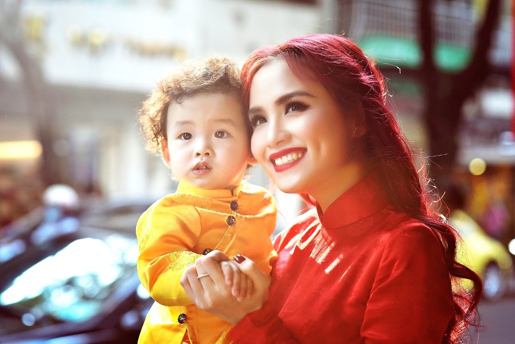 Con trai 1 tuổi của Diễm Hương đáng yêu với áo dài, khăn đóng - 4
Diễm Hương cho hay, con trai cô tỏ ra khó chịu khi bị bỏ rơi lúc cô bận tạo dáng. Bé liên tục đòi mẹ bế, quấy khóc nhưng chỉ cần máy ảnh lia đến là lập tức nín và cười tươi như chưa có gì khiến tôi rất ngạc nhiên, hoa hậu kể lại.