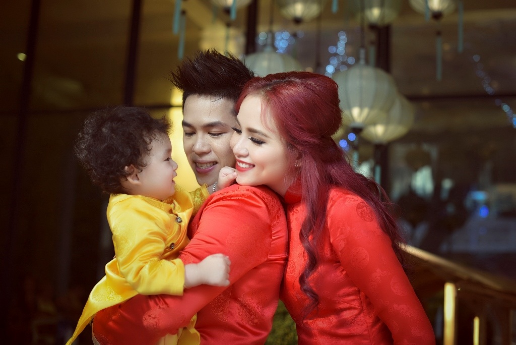 Con trai 1 tuổi của Diễm Hương đáng yêu với áo dài, khăn đóng - 2 Con trai 1 tuổi của Diễm Hương đáng yêu với áo dài, khăn đóng - 2
