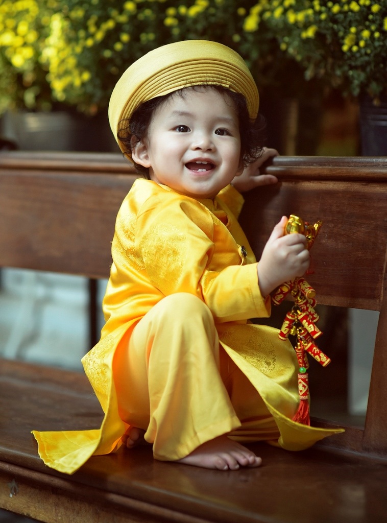 Con trai 1 tuổi của Diễm Hương đáng yêu với áo dài, khăn đóng - 9
Bé Noal là con trai đầu lòng của Diễm Hương, cu cậu được sinh tại Mĩ vào tháng 1/2015.
