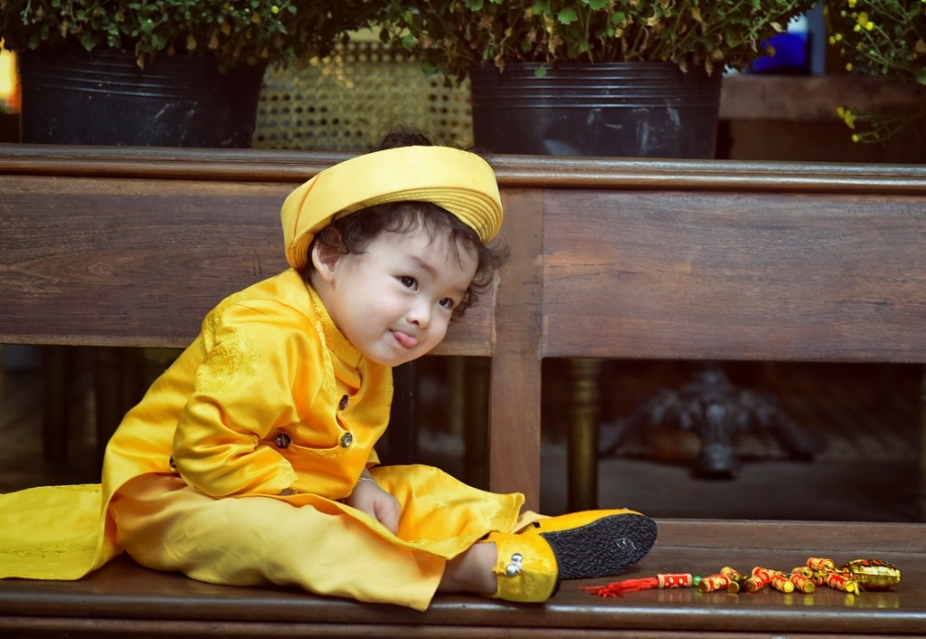 Con trai 1 tuổi của Diễm Hương đáng yêu với áo dài, khăn đóng - 6 Không những thích thú với máy ảnh, bé Noal còn khiến cả ê kip trầm trồ vì khả năng diễn xuất của mình.