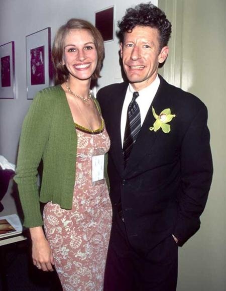Sao Hollywood và những chuyện tình “bị lãng quên” - 2 Gặp gỡ ngôi sao nhạc đồng quê Lyle Lovett trên phim trường bộ phim “The Player” vào năm 1993, Julia Roberts khi ấy mới 25 tuổi và đã quyết định “theo chàng về dinh” một cách đầy vội vã. Chỉ hai năm sau, Julia Roberts cùng Lyle Lovett đã nhanh chóng “đường ai nấy đi” và đây thực sự là một cuộc hôn nhân đáng quên của “người đàn bà đẹp”.