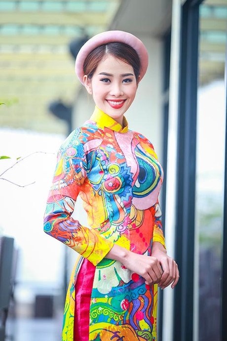 
Người đẹp Nam Em nổi bật với áo dài mang họa tiết và màu sắc rực rỡ.
