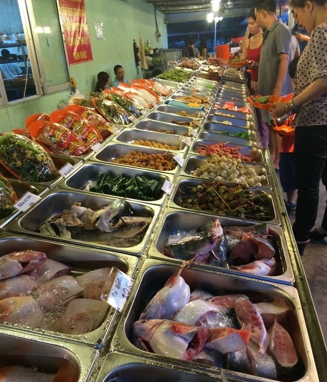 Sài Gòn... Cuối tuần đi ăn quán nướng - 5 Cả món nướng và lẩu, thực đơn vô cùng đa dạng, phong phú và tươi ngon rất đa dạng cho thực khách tha hồ lựa chọn. Bạn có thể tự nướng hoặc nhờ quán nướng.