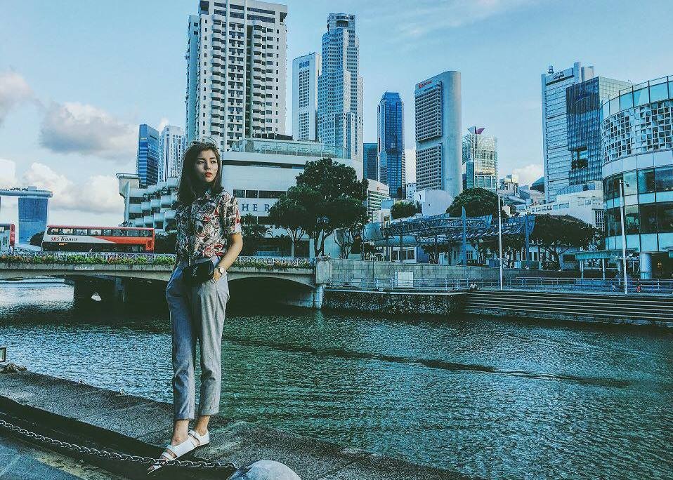 Hoa hậu Kỳ Duyên trẻ trung và giản dị đi du lịch bụi - 14 Thưởng thức view đẹp tại Clake Quay