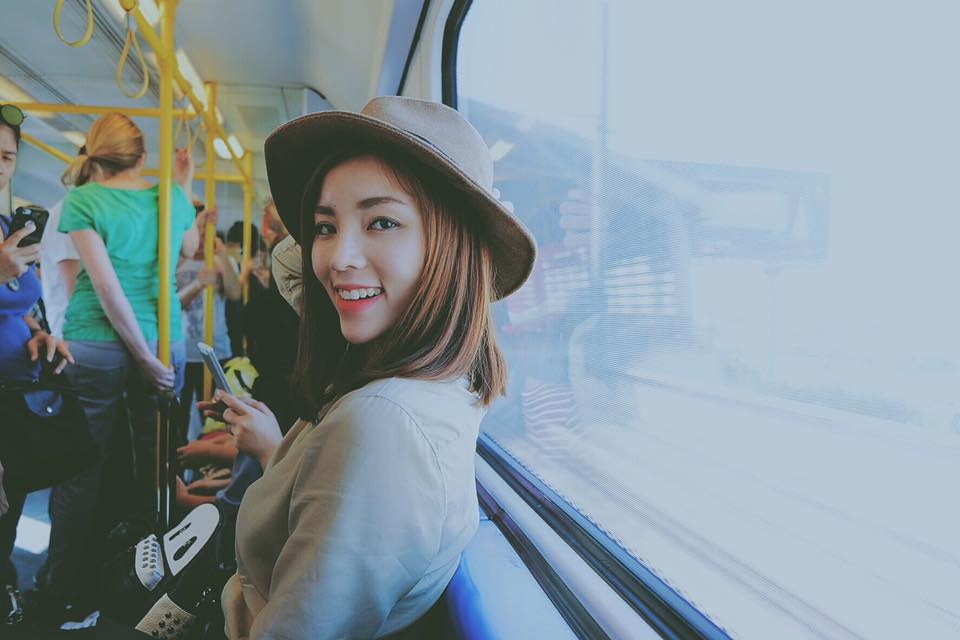 Hoa hậu Kỳ Duyên trẻ trung và giản dị đi du lịch bụi - 1
Hoa hậu đi tàu điện ngầm
