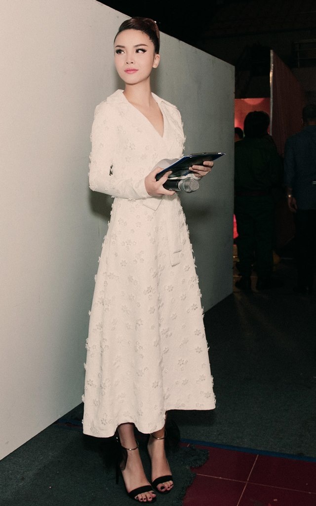 Xuất hiện trong vai trò MC, ca sĩ Yến Trang dịu dàng, thanh lịch trong bộ váy trắng kiểu dáng kín đáo, sang trọng.