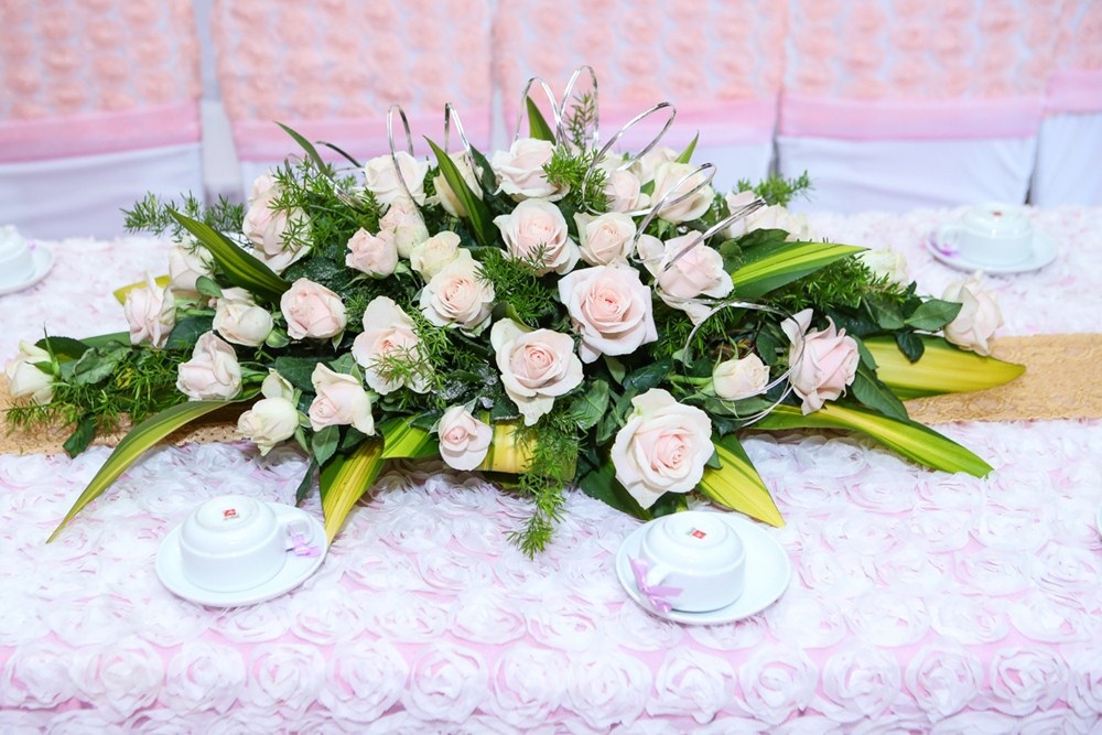 
Thiết kế chủ đạo tại nhà gái là hoa hồng, loài hoa cô dâu yêu thích. Màu trang trí chủ đạo là trắng và hồng.
