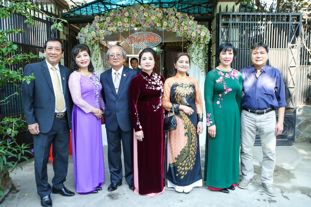 Đám hỏi của MC Hồng Phượng và Quốc Cơ không có bạn bè, chỉ có họ hàng thân thiết của 2 bên.