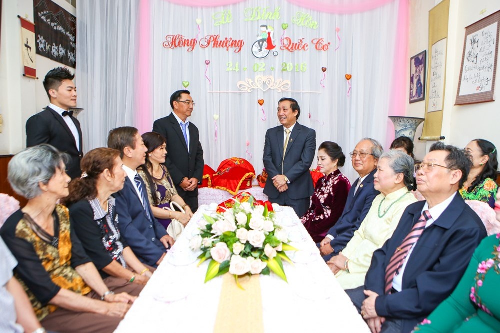 Nghi lễ được diễn ra trang trọng trước sự chứng kiến của bà con 2 họ