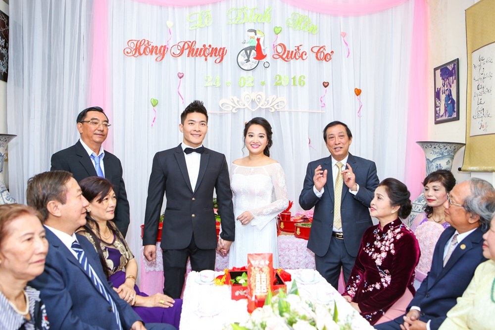 Người chủ hôn đại diện gia đình nhà trai để phát biểu trước khi bước vào nghi thức của lễ đính hôn.